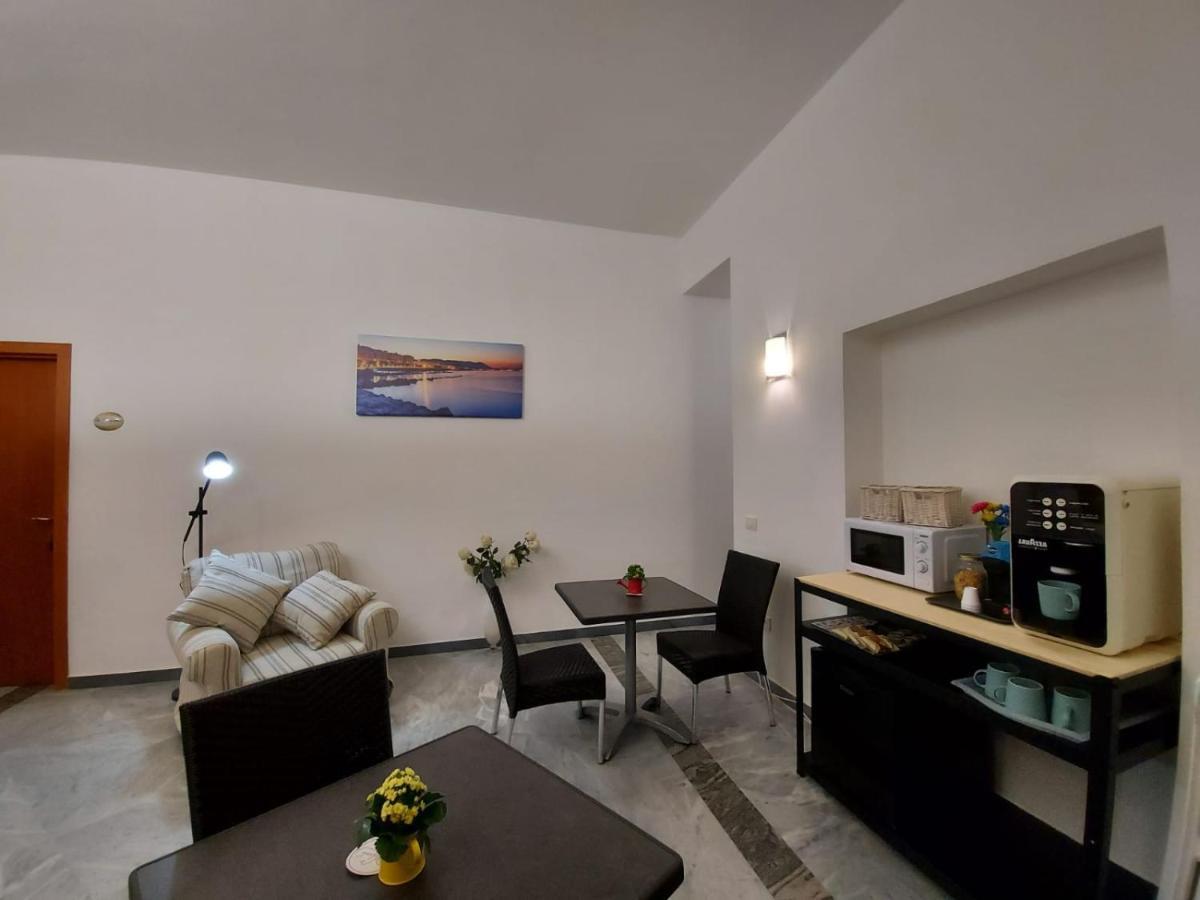Le Ginestre In Centro Bed & Breakfast ซาแลร์โน ภายนอก รูปภาพ