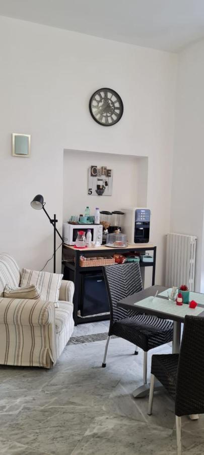Le Ginestre In Centro Bed & Breakfast ซาแลร์โน ภายนอก รูปภาพ